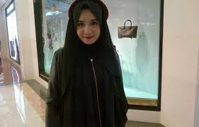 Www.hijabusanamuslim.com bingung baju untuk kondangan dress batik syar i zaskia. Zaskia Sungkar Kenalkan Busana Muslim Ala European And Arabian Style