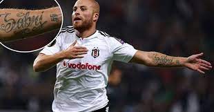 Dorukhan toköz'ün sağ dizinde patella (diz kapağı) çıkığına bağlı olarak diz kapağında kıkırdak kopması tespit edildi. Besiktas In Dovmeli Oyunculari