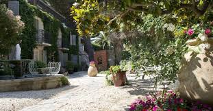 A l'abri du tumulte de la ville, il déroule un grand jardin arboré ainsi qu'une salle climatisée aux tons apaisants. La Casa Pairal In South Of France A Delightful Hotel In Collioure