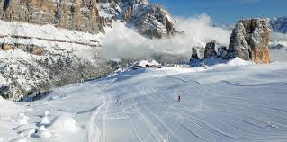 Cortina d'ampezzo is located in the northernmost part of the province of belluno. Cortina D Ampezzo Broschuren Und Karten Die Offizielle Webseite Des Tourismus In Den Dolomiten