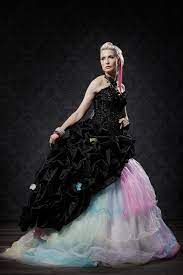 Entdecke jetzt unsere vielfalt online und lass dich begeistern von den tollen preisen. Extravagante Brautmode Und Ausgefallene Ballkleider Kurze Vokhuhila Hochzeitskleider Designerbrautmode Und Brautmode Unkonventionelles Brautkleid Brautkleid