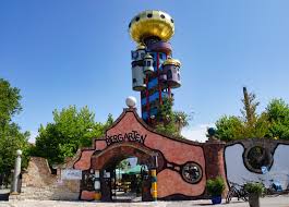 Wer im hundertwasserhaus wohnt, hat zudem das recht, die fassade rund um die fenster ganz nach dem eigenen. Kuchlbauer Turm Ein Werk Von Hundertwasser Und Pelikan