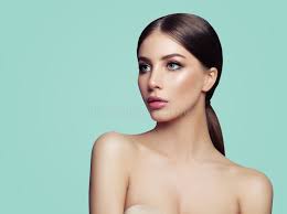 Modelo Femenino Atractivo En Naturaleza Foto de archivo