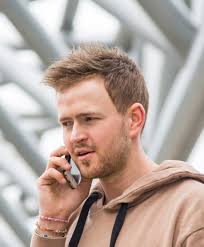 Løsningen ble hårerstatning! Håret til Julian ble stadig tynnere. Det å  miste håret gikk hardt ut over selvtilliten hans, ofte hadde han ikke lyst  til å gå ut. Det var en bekjent