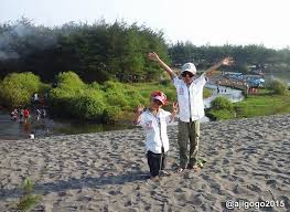 Pantai ini memiliki sebuah laguna, yakni telaga payau di dekat pantai yang dipisahkan. Wisata Pantai Lembupurwo Informasi Sejarah Budaya Wisata Kebumen