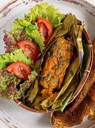 It has spread across indonesian cuisine to the cuisines of neighbouring southeast asian countries such as malaysia, singapore, brunei and the philippines. Pepes Tongkol Bumbu Kuning Spicy Cob Fish Coated In Yellow Paste Wrapped In Banana Leaves Resep Masakan Indonesia Resep Masakan