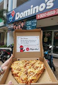 Certains magasins du réseau domino's pizza facturent des frais supplémentaires d'un montant maximum de 3,90 € ttc au titre des frais de livraison. Pizza Hut Shows Up At Domino S Mcdonald S Kfc S Doorsteps With A Box Of Pizza Heart Note Johor Foodie