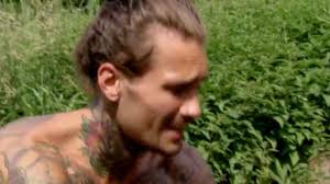 Här hugger "Farmen"-deltagaren sig själv