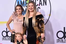 During a game of zoom around the room, kelly clarkson, justin timberlake, and anna kendrick have to find something they're related to, and kelly wins the r. Kelly Clarkson About Her Single Mom She S So Honest And Blunt With Me Esme