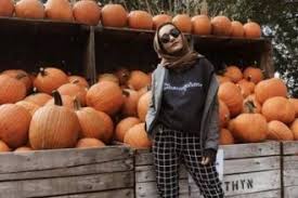 Kami menyediakan baju muslim dengan model terbaru dengan bahan berkualitas tentunya dengan harga termurah. How To Pull Off Sneakers With Hijab Outfit Hijab Style Com