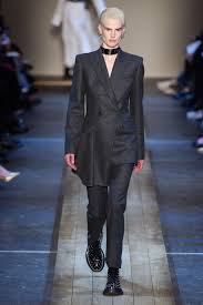 Alexander Mcqueen Pret A Porter Automne Hiver 2019 Tendances Mode Beaute Mannequins Et Inspirations Alexander Mcqueen Mcqueen Defile Mode