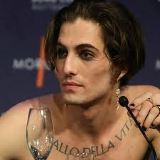 Måneskin is an italian rock band from rome, consisting of lead vocalist damiano david, bassist victoria de angelis, guitarist thomas raggi, and drummer ethan torchio. Maneskin Drogenvorwurfe Wirklich Verletzend Gala De
