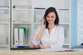 Un adjoint administratif est chargé des tâches administratives, du secrétariat, de l'accueil et de la comptabilité dans les trois fonctions publiques 1. Devenir Adjoint Administratif Hospitalier 2021 Le Guide