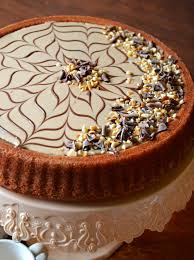 Per spiegare bene, dopo aver fatto l'impasto, si divide a metà, poi si cuoce il fondo, si versa la crema alle nocciole e poi la restante parte di composto, di nuovo in forno. Dolci A Go Go Crostata Morbida Con Crema Alla Nocciola Fiorita
