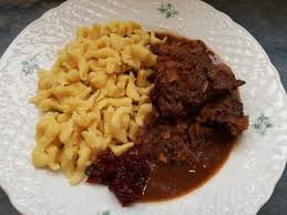 Hirschgulasch Mit Rotwein Und Spatzle 123gekocht De In 2020 Hirschgulasch Rezept Gulasch Spatzle