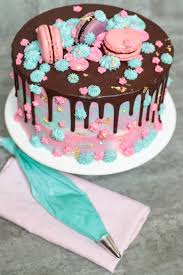 Zaubere dir deine eigene, kalorienfreundliche bowl. Rezept Fur Watercolor Drip Cake Mit Wiener Boden Und Buttercreme