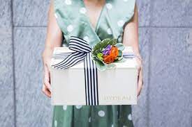 These are examples of what to write in a sympathy card. 5 Thoughtful Funeral Gift Ideas Other Than Flowers