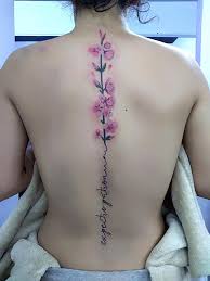 Tatuaje Del Artista Mexicano Adan Dados Uno Flores Con Nombre En La Espalda Tatuajes Y Mas