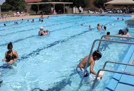 Par Defi Des Adolescents Defequent Dans Les Piscines En Espagne