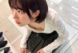 画像】胸チラシーズンの到来、まさかの乳首まで見えて射精不可避ｗｗｗ – オカズランド