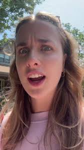 she thinks im pretty ☺️ in italian