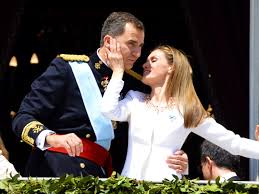 Imágenes de otra época: la proclamación de Felipe VI, del triple beso de Letizia a las lágrimas de la infanta Elena | Vanity Fair