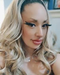 Lindsey Buxton's Instagram, Twitter & Facebook