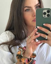 Holly Meredith's Instagram, Twitter & Facebook