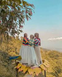 Baju couple kondangan sangat tepat untuk kamu dan pasangan gunakan. Couple Bertiga Bareng Sahabat Ootd Hijabkeceeh Facebook