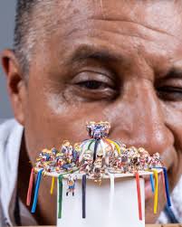 En cada pieza, un pedacito de México. 😍 La creación de Abel Ávalos,  inspirada en la Danza de los Viejitos, nos recuerda que el arte popular  mantiene vivas nuestras tradiciones. Una joya