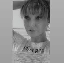 Już kiedyś ktoś polecał ten mały rozdrabniacz do warzyw za 12 zł, ja  potwierdzam świetna pomoc w kuchni .Jedyną rzeczą której nie lubię robić w  kuchni to krojenie cebuli i do tego