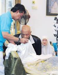 Sabda raja sultan hb x itu oleh para keluarga keraton lain khususnya para pangeran keturunan hb ix dianggap menyalahi paugeran atau tata adat keraton. Tragedi Berdarah Puteri Pahang Mati Ditikam Anak Sendiri 12 Tahun Lalu Lobak Merah