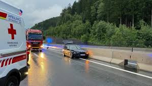 Bei einem unfall auf der autobahn 13 zwischen staakow und freiwalde in brandenburg ist ein reisebus umgekippt. Unfall A13 Nachrichten Details Krone At