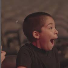 Niño recibe sorpresiva lección de guitarra de Ricardo Arjona