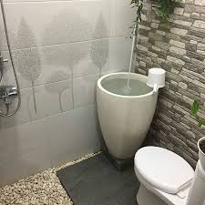 Jika kamu ingin desain kamar mandi yang klasik juga terkesan ceria, maka tipe desain kamar agar desain kamar mandi tampak tegas, kamu bisa menyusun potongan keramik menjadi sebuah gambar. Desain Kamar Mandi Minimalis Terbaru Keramik Batu Alam Kamar Mandi Kecil Desainer Interior Indonesia