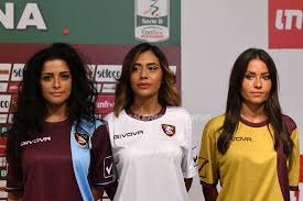 66,535 likes · 6,939 talking about this. Merchandising Kit Gara Ufficiali Sbarcano Sullo Store Prezzi E Dettagli Salernitana News Il Magazine Sportivo Sulla Salernitana