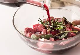 Bollendolo o usando l'acqua calda. Come Preparare E Cucinare La Carne Di Cinghiale Sale Pepe