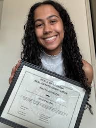 Tara Duell's Instagram, Twitter & Facebook