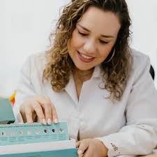 Há exatamente 20 anos, escolhi esta profissão para chamar de minha! Em  2003, aos 17 anos, inscrevi-me em um dos vestibulares mais desafiadores do  país, a FUVEST, e escolhi como primeira opção