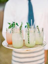 Y es que resulta súper fácil decorar botellas sin gastar tanto dinero, lo mejor es que puedes decorarlas tu misma. Ideas De Frascos De Vidrio Para La Boda El Blog De Una Novia
