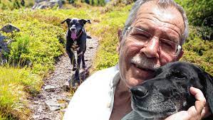 Van der bellen ersucht um respektierung seiner privatsphäre und der privatsphäre seiner familie. bei der zweiten frau handelt es sich um die geschäftsführerin im grünen klub, doris schmidauer. Abschied Von Kita Van Der Bellen Trauert Um Seinen First Dog Krone At