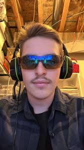 Quinton (@QuintonWhite88)