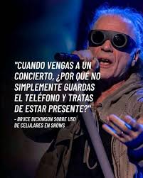 Zak Starkey, hijo de Ringo Starr, viendo a su padrino Keith Moon tocar la  batería que el mismo músico ingles regaló a su ahijado por su cumpleaños  número 10. Moon fue muy