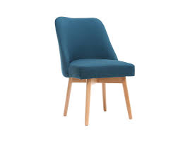 Son revêtement en velours apportera un confort supplémentaire. Chaise Scandinave En Tissu Bleu Canard Et Bois Clair Liv Miliboo