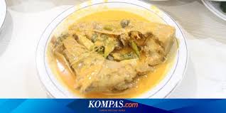 Gulai kepala ikan, salah satu menu andalan di rumah makan padang dengan rasa bumbu yang khas dan cocok untuk teman nasi panasmu! Rasa Menggoda Gulai Kepala Ikan Khas Pariaman Halaman All Kompas Com