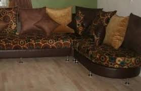 وش يناسب هذا الكنب سجاد صورة بالداخل عالم حواء