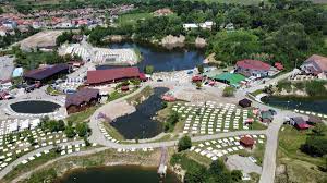 Cu acest prilej, asociatia de dezvoltare intercomunitara eco sibiu a initiat o actiune de ecologizare, in care au participat mai multi localnici, elevi, voluntari si primarul orasului, claudiu predescu. Peste O Mie De TuriÈ™ti Au Vizitat Lacurile De La Ocna Sibiului In Acest Weekend