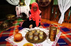 Assorted cakes recipes and a wide selection of tastes to try especially to loved ones. Lukisan Kuih Muih Tradisional Nama Kuih Muih Tradisional Cina Red Pastel A It Is A Fairly Broad Term Which May Include Items That Would Be Called Cakes Cookies Dumplings