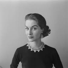 1950 S Vintage Black And White Woman Portrait Women In 1940 1950s In Black And White Photos By Nina Leen Womens Fashion Photography Photos Of Women Vintage Hairstyles