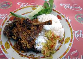 Sambal pencit atau sambal mangga muda merupakan salah satu side dish yang sangat digemari di sambal ini sangat mudah dijumpai di propinsi jawa timur, terutama di tempat kuliner khas madura. Kecut Pedas Si Bebek Sinjay Wego Indonesia Travel Blog